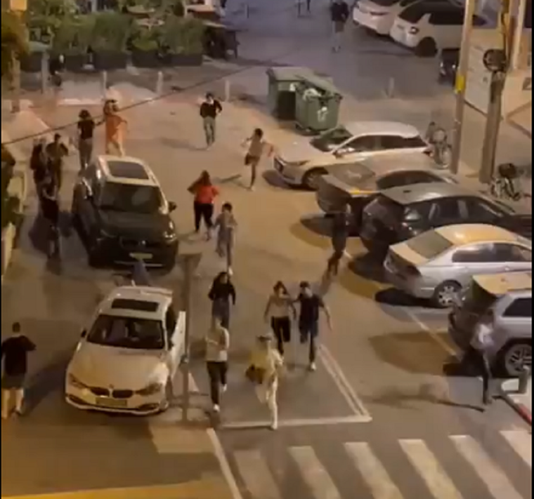 La gente corriendo por las calles. Foto: Captura de video.