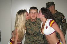 sexo, armas y uniformes son los condimentos de un escandalo