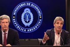 Santiago Bausili, presidente del Banco Central, y el ministro de Economía Luis Caputo, tienen a cargo poner en caja los números de la Argentina. Foto: NA