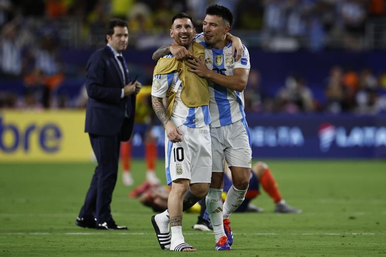 Messi, alegre, ganó un título más. Foto: EFE