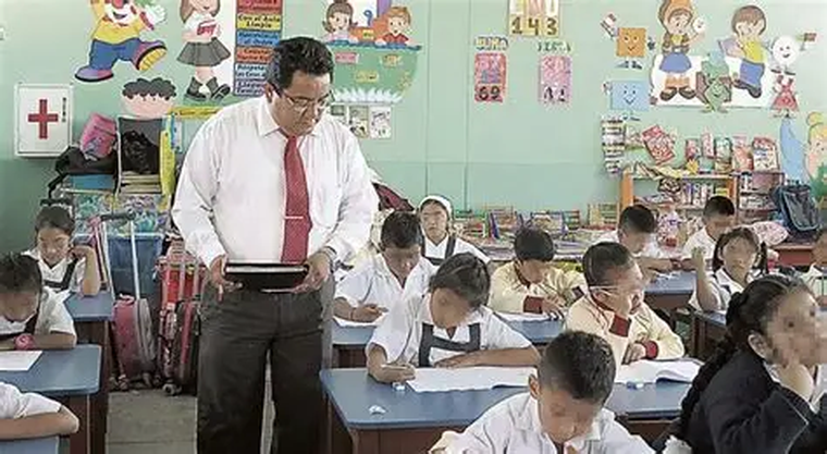 La estructura tradicional de la gestión escolar alimenta ese aislamiento. La estructura tradicional de la gestión escolar alimenta ese aislamiento.