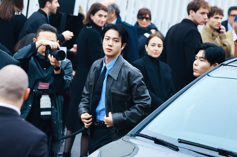 Jin de BTS deslumbra en Milán con su look para el desfile de Gucci. Foto: A Little Braver
