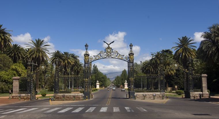La entrada al parque General San Martín.