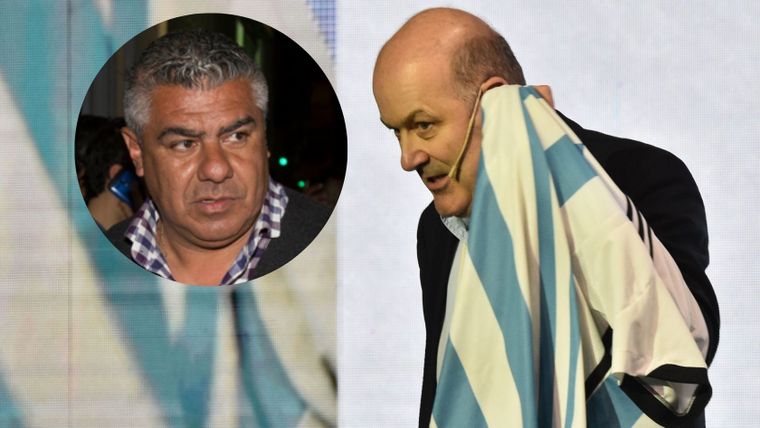 Federico Sturzenegger con una camiseta de la Selección Argentina en el último Coloquio de IDEA. A la izquierda, Claudio Chiqui Tapia.