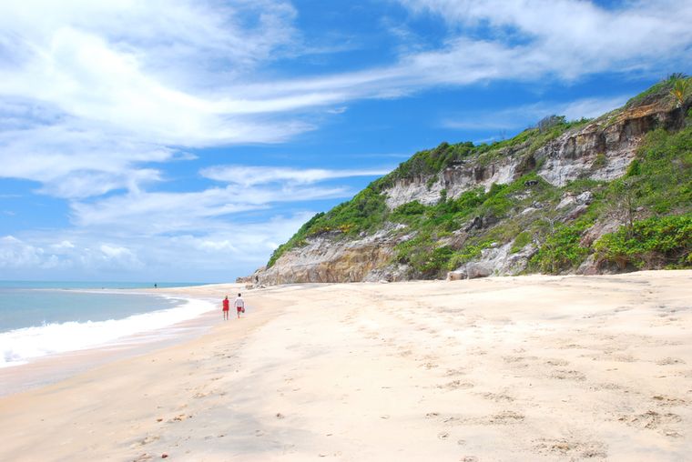La playa con acantilados y calles de tierra que enamora a los turistas. La playa con acantilados y calles de tierra que enamora a los turistas. 