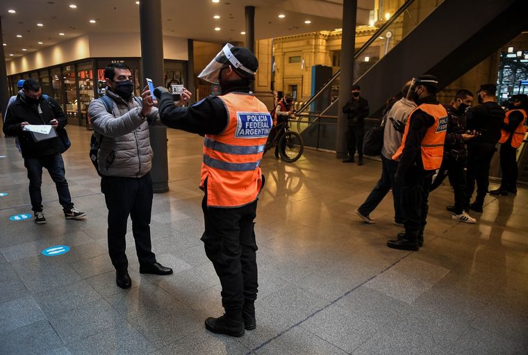 Un policía controla el acceso al transporte público en Buenos Aires.