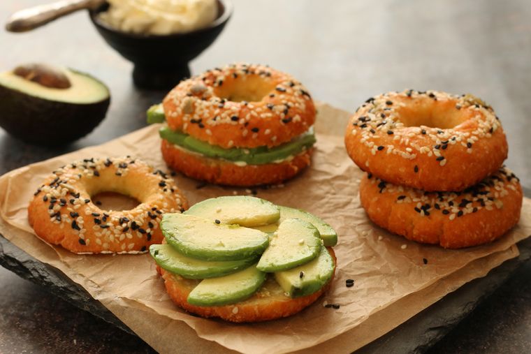 En la receta de bagels keto, el queso mozzarella es clave porque aporta elasticidad a la masa. En la receta de bagels keto, el queso mozzarella es clave porque aporta elasticidad a la masa.