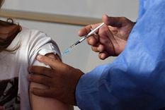 La prioridad para el Gobierno es aplicar las segundas dosis que faltan pero analiza ofrecer una tercera dosis a algunas personas Foto: ALF PONCE MERCADO / MDZ