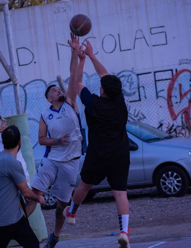 Entre partidos, aplausos y emoción, el básquet mendocino se movilizó para acompañar a una niña que necesita un trasplante cardíaco. Entre partidos, aplausos y emoción, el básquet mendocino se movilizó para acompañar a una niña que necesita un trasplante cardíaco.