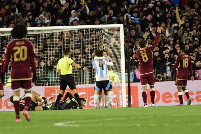 Tras recibir la asistencia de Julián y definir a lo crack, Lionel Messi se fundió en un abrazo con el Araña.&nbsp;