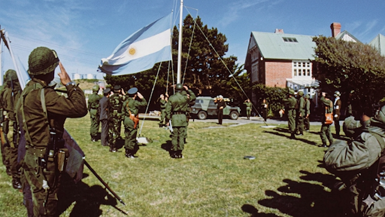 Izando la bandera nacional en la casa del gobernador, todavía Puerto Stanley, el 2 de abril de 1982.