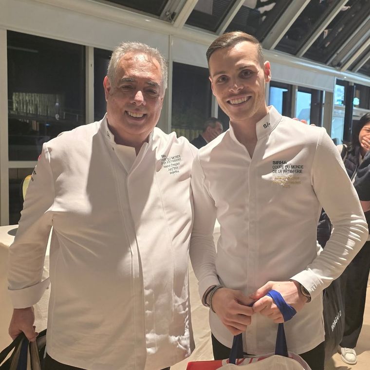 Reggiani junto a una estrella de la pastelería mundial: Amaury Guichon, pastelero y chocolatero franco-suizo. Foto: @reggianinestor en Instagram Reggiani junto a una estrella de la pastelería mundial: Amaury Guichon, pastelero y chocolatero franco-suizo. Foto: @reggianinestor en Instagram