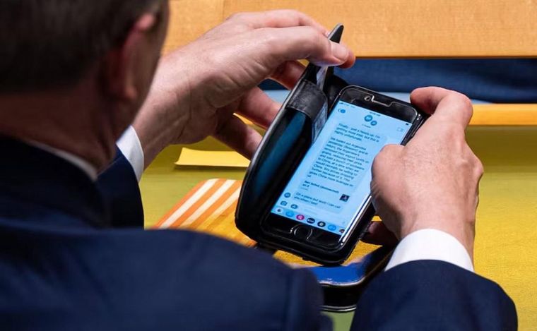 El chat que se viralizó entre Bessent y un funcionario americano. Foto: AP El chat que se viralizó entre Bessent y un funcionario americano. Foto: AP