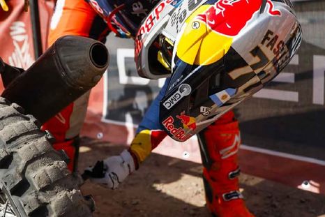 Luciano Benavides completó la Etapa 2 del Dakar 2026 pese a un serio problema en su moto. Luciano Benavides completó la Etapa 2 del Dakar 2026 pese a un serio problema en su moto.