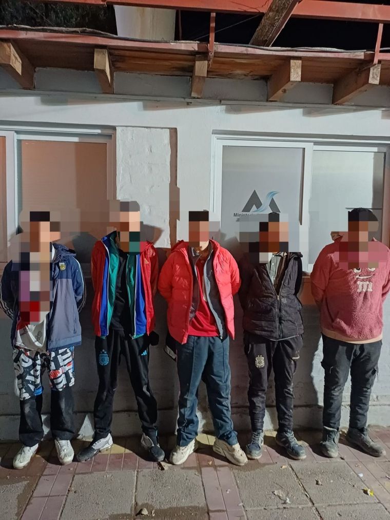 Los detenidos, cuatro jóvenes de entre 18, 19, 20 y 26 años, y un menor de 16 años, fueron trasladados a la Comisaría 35º Foto: gentileza