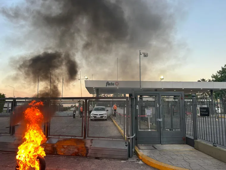 Protestas en Fate por el cierre de la fábrica.