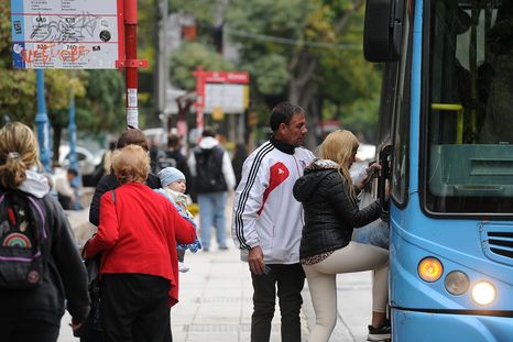 Mendoza destina $800 millones por día hábil para mantener el servicio de transporte público. Mendoza destina $800 millones por día hábil para mantener el servicio de transporte público.