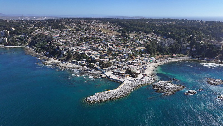En este pueblo, la playa convive con la actividad diaria de la caleta y sus embarcaciones. En este pueblo, la playa convive con la actividad diaria de la caleta y sus embarcaciones.