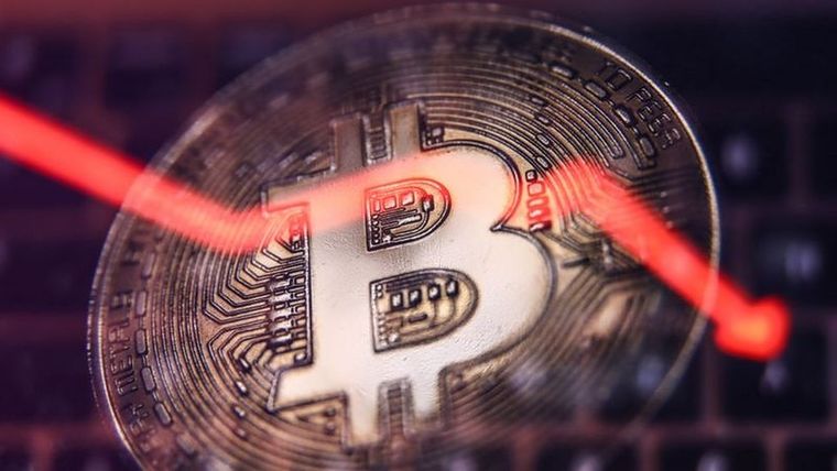 Bitcoin acumula una caída del 50% en lo que va de año. Foto: GETTY IMAGES