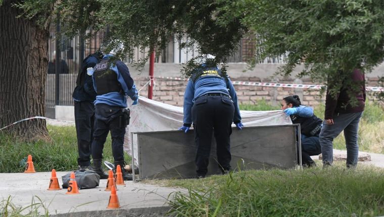 La Policía Científica trabajando este martes en Las Heras Foto: Alf Ponce Mercado/MDZ
