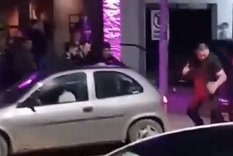 El momento de la brutal agresión en Necochea Foto: Captura de video. El momento de la brutal agresión en Necochea Foto: Captura de video.