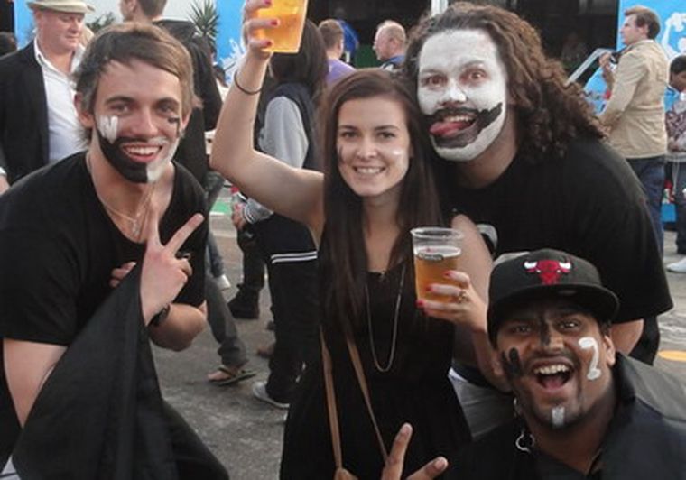 Los hinchas de los All Blacks viven el Mundial. Foto: MDZ