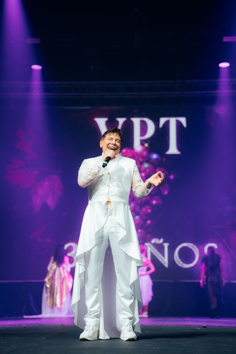 Gabriel Canci lució impactantes atuendos durante el show. Gabriel Canci lució impactantes atuendos durante el show.