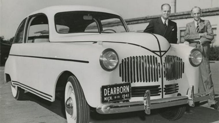 Henry Ford (der.) presentando su auto hecho de plástico en 1941. Foto: THE HENRY FORD/FORD MOTOR COMPANY