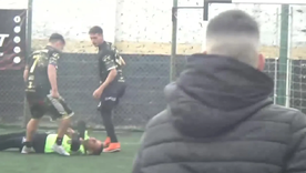 La víctima ya desmayada en el suelo tras la brutal agresión Foto: Captura de video.