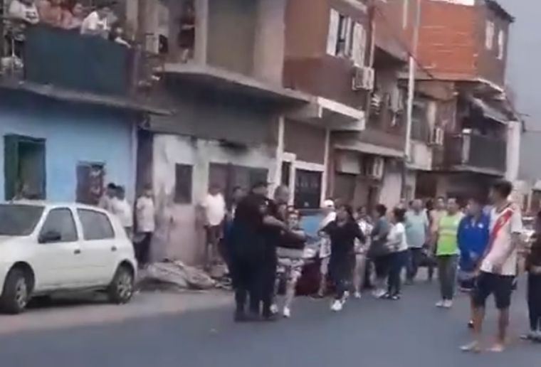 Uno de los delincuentes recibió un disparo en el pecho y falleció. Foto: Captura de pantalla
