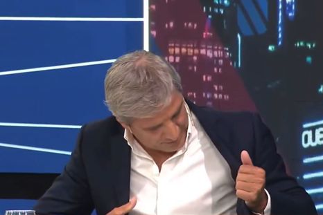 Luis Caputo dio una entrevista con un saco de Massimo Dutti.