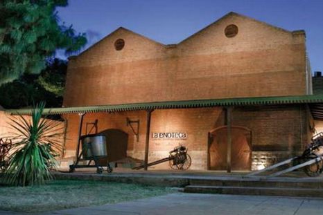 La Enoteca se encuentra emplazada en el Centro Cívico de la Ciudad de Mendoza. La Enoteca se encuentra emplazada en el Centro Cívico de la Ciudad de Mendoza.