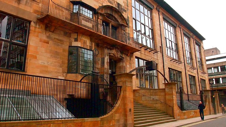 La escuela de arte de Glasgow de Escocia (edificio Mackintosh) es considerado una de las grandes obras del Art Nouveau británico, movimiento que se destaca principalmente por el uso de líneas curvas y sinuosas.