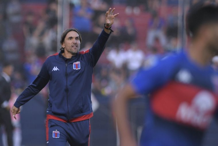 Diego Martínez dejó plantado a los periodistas por un curioso incidente. Foto: Télam