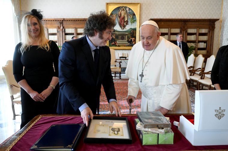 El presidente Javier Milei viajará a Roma acompañado de su hermana Karina y otros miembros de su gabinete. El funeral del papa Francisco será el sábado a las 10, hora local. Foto: Vatican Media