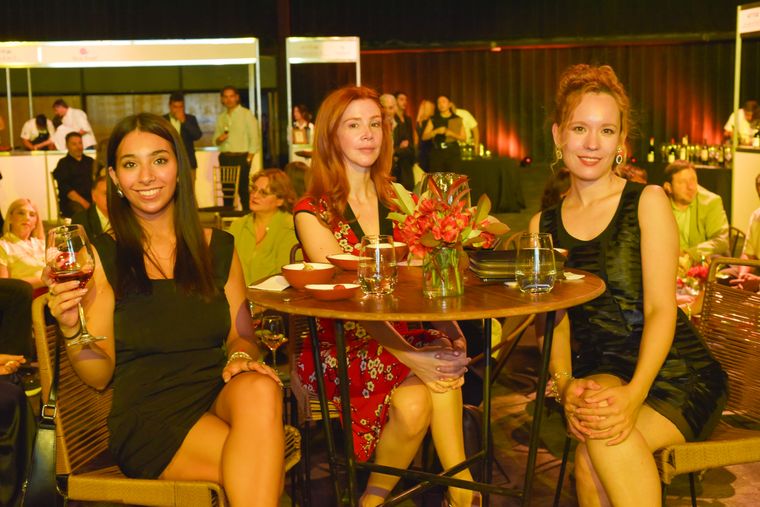 Sol Ruiz, Elena Mateos y María Cielo Sanjurjo, del consulado de España. Sol Ruiz, Elena Mateos y María Cielo Sanjurjo, del consulado de España.