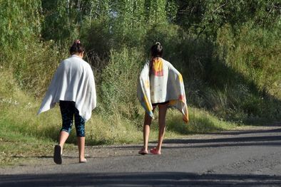 MDZol | El balneario del Parque Durante los días de calor el canal que costea el carril Civit, en el Parque General San Martín, se llena de nadadores clandestinos. Foto: Pachy Reynoso