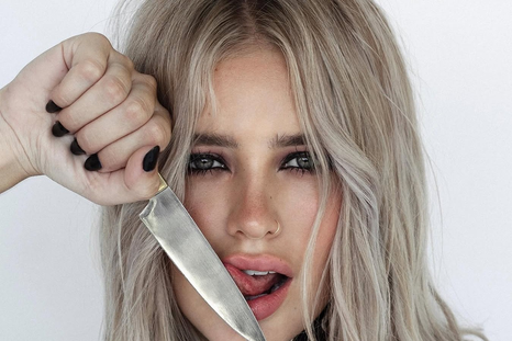 Con un cuchillo en mano y un look extremo. Foto: Instagram