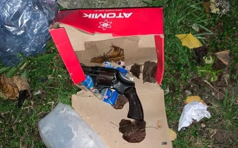 El arma que utilizaron los delincuentes para tirotearse con el policía