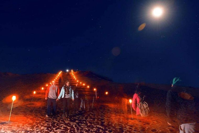 El paseo brinda la posibilidad de recorrer los médanos de noche. El paseo brinda la posibilidad de recorrer los médanos de noche.