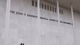 Un juez federal bloqueó la incorporación del nombre de Donald Trump al centro cultural Kennedy Center. Un juez federal bloqueó la incorporación del nombre de Donald Trump al centro cultural Kennedy Center.