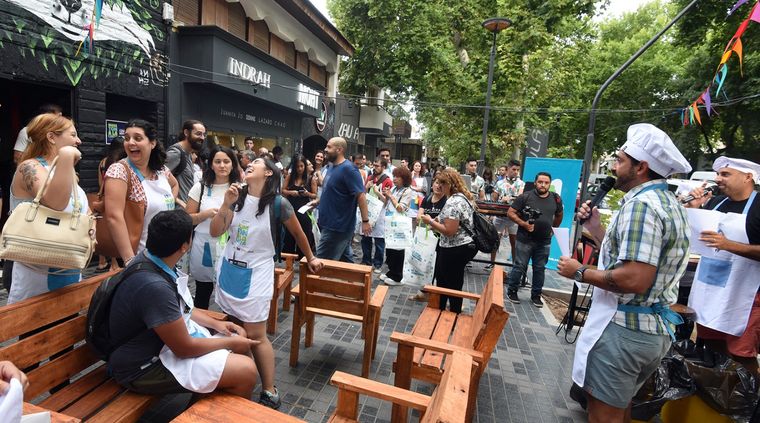 Una imagen de la maratón a la carta pasando por la Arístides. Foto: ALF PONCE / MDZ