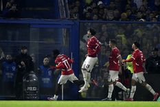 Festejo del Rojo. Álvaro Angulo convirtió un verdadero golazo y lo festeja de cara al publico de Boca. El Rojo hizo historia en la Bombonera. Foto: FotoBaires