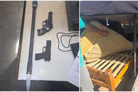 Las armas blancas y réplicas de pistolas secuestradas durante el procedimiento en Maipú. Las armas blancas y réplicas de pistolas secuestradas durante el procedimiento en Maipú.