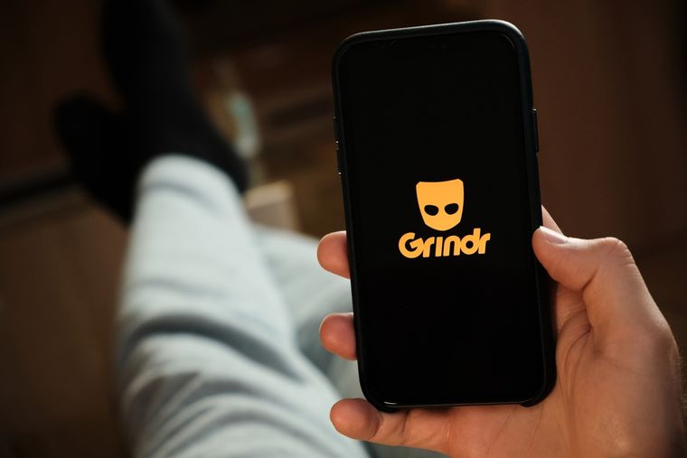 El joven fue abusado por un hombre que lo contactó a través de Grindr.