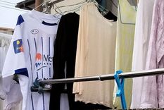 La camiseta de Godoy Cruz en un balcón de Fukuoka. Foto: @NagoyaArgentina La camiseta de Godoy Cruz en un balcón de Fukuoka. Foto: @NagoyaArgentina