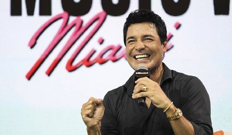 Chayanne deslumbra con su extraordinario estado físico, venciendo el paso del tiempo.