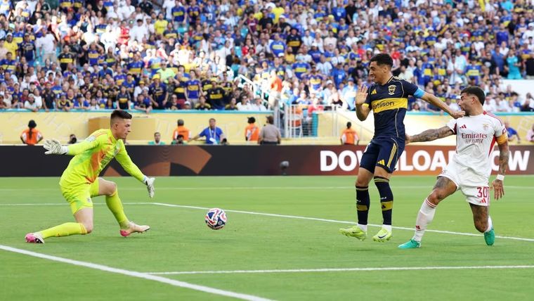 Boca abrió el marcador ante Benfica con un gol ¿de Merentiel?