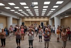 Ejercicios como caminar, nadar o practicar yoga son formas accesibles y efectivas de mantenerse en movimiento. Foto: AMIA