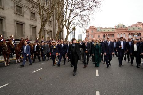 Javier Milei con su Gabinete saliendo de Casa Rosada Javier Milei con su Gabinete saliendo de Casa Rosada